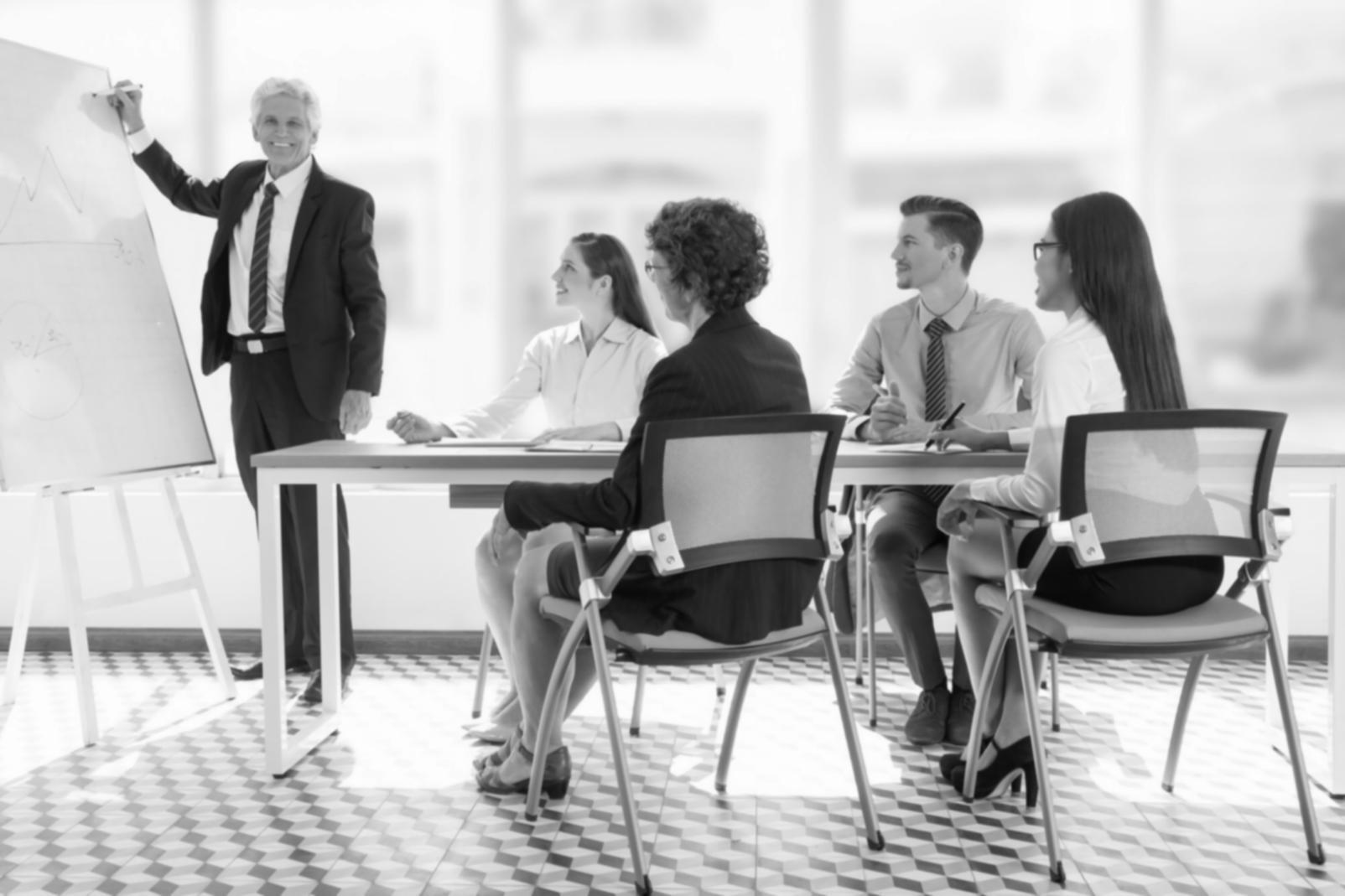 Analystes travaillant sur des modèles financiers